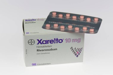 Xarelto tabletleri paketi. Almanya Bayer şirketinin trombozuna karşı Ajan Rivaroxaban ile ilaç ve profilaksi. Sadece yazı işleri için..