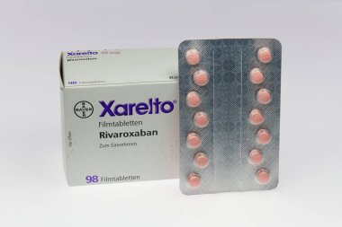 Xarelto tabletleri paketi. Almanya Bayer şirketinin trombozuna karşı Ajan Rivaroxaban ile ilaç ve profilaksi. Sadece yazı işleri için..