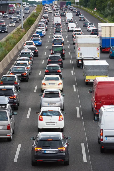 Trafikte Trafik Sıkışıklığında Otoyolda Bekleyen Araba Kamyonlar — Stok fotoğraf
