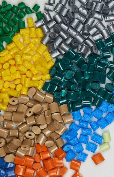 異なる色のプラスチック樹脂顆粒のバリエーション — ストック写真