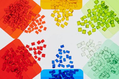 laboratuardaki renk örneklerine uyan şeffaf renkli plastik reçineler.