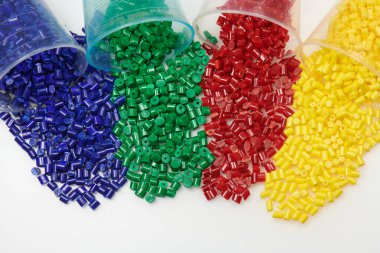 Laboratuvarda camlı birkaç renkli plastik granül reçinesi.