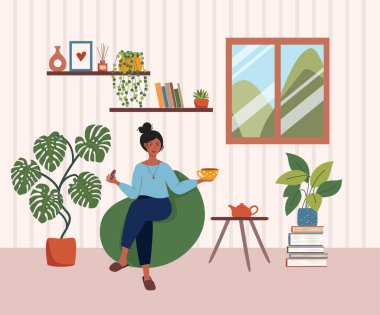 Genç bir kadın rahat bir evde dinleniyor. Kahve ya da çay içen, evdeki koltukta kurabiye yiyen bir kız. Pankart, web sitesi tasarımı ya da iniş web sayfası için eğlence konsepti. Çizgi film düz vektör çizimi