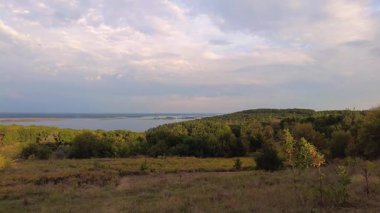Doğal bankalar ve yeşil bal likörüyle çevrili geniş bir nehri olan güzel doğa manzarası. Seyahat videoları, turizm projeleri, gevşeme geçmişi, belgeseller ve çevre temaları için mükemmel.