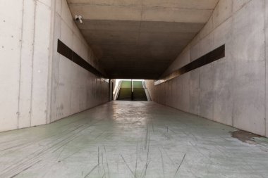 Önder tren, metro Altgeçit yoktur