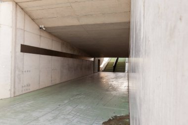Önder tren, metro Altgeçit yoktur