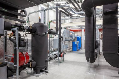 büyük bir binanın çatı altında yer bir teknik ile egzoz sistemi