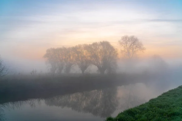 안개낀 일출에 아침덴 강에서 — 스톡 사진