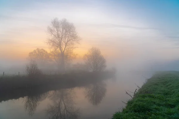 Νωρίς Πρωί Στον Ποταμό Dender Μια Ομιχλώδη Αλλά Ηλιόλουστη Ανατολή — Φωτογραφία Αρχείου