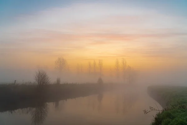 霧の中でデンダー川の早朝が 晴れた日の日の出 — ストック写真