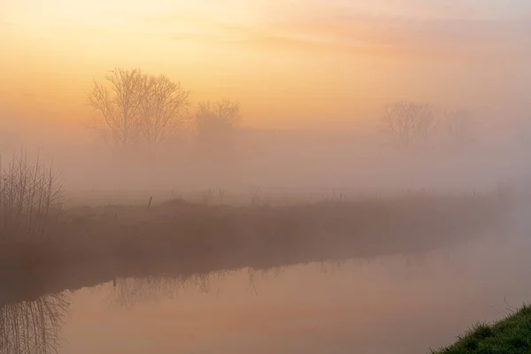 在登德尔河的一个雾蒙蒙但阳光灿烂的日出上 — 图库照片