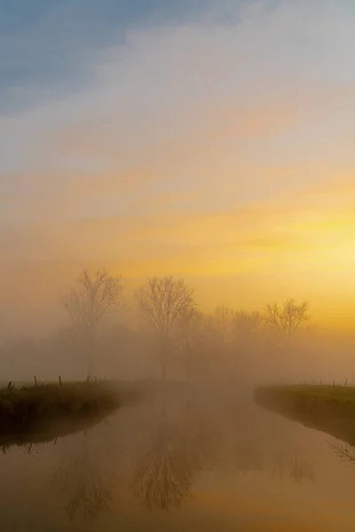 Brzy Ráno Řece Dender Mlhavého Ale Slunečného Východu Slunce — Stock fotografie