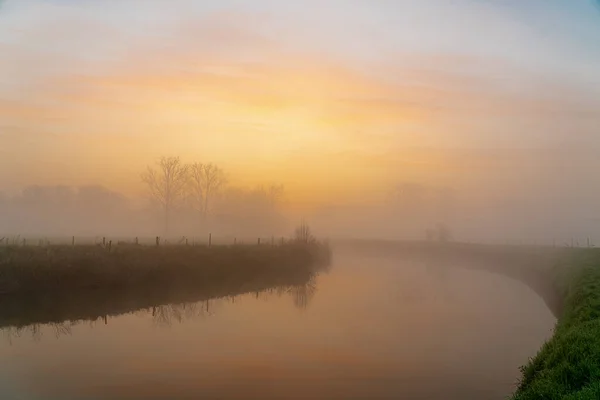 안개낀 일출에 아침덴 강에서 — 스톡 사진
