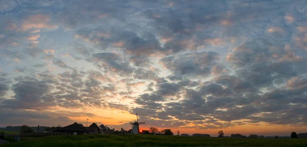 早朝には美しい風車があり 空に太陽が昇る — ストック写真