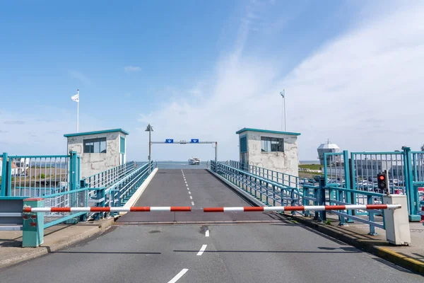 Most Podjazdowy Dla Promu Barierą Zatrzymującą Ruch — Zdjęcie stockowe