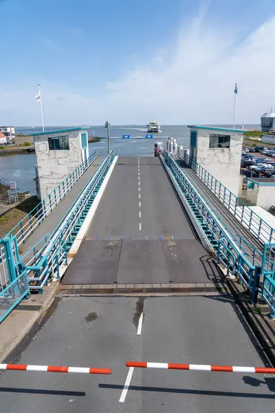 Trafiği Durduracak Engeli Olan Feribot Için Açık Köprü — Stok fotoğraf