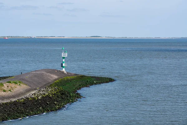 Skelede Feribotu Limana Götürecek Küçük Bir Deniz Feneri Var — Stok fotoğraf
