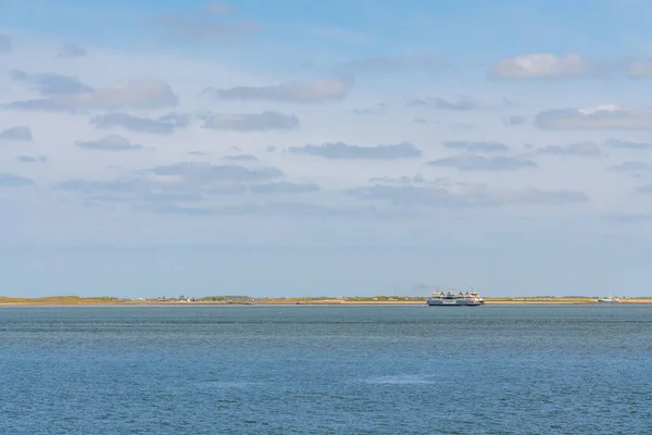 Een Zonnige Dag Arriveert Deze Veerboot Zee — Stockfoto