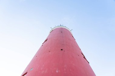 Texel 'in deniz fenerinde, plajda rüzgar gücüyle bir plaj arabası sürüyor.