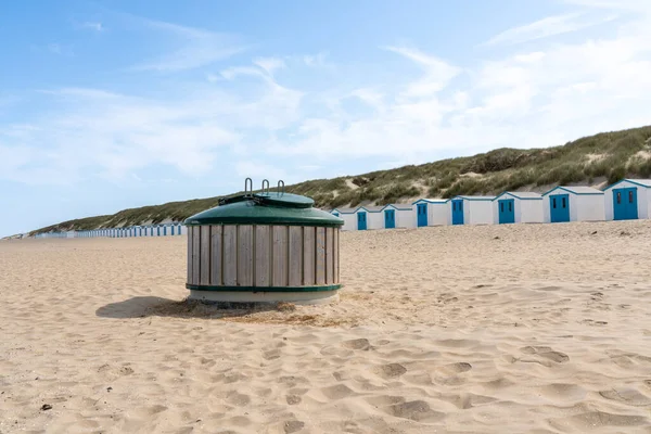 Tej Pięknej Plaży Jest Kosz Śmieci Gdzie Ludzie Mogą Składować — Zdjęcie stockowe