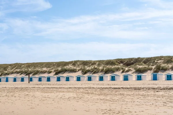Deniz Kenarında Yan Yana Bir Sıra Plaj Kulübesi Var — Stok fotoğraf