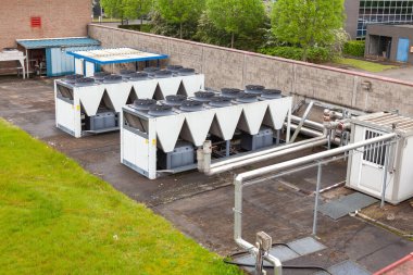 bir düz çatı orada büyük bir bina üzerinde Klima Soğutma