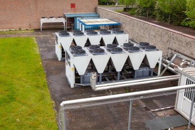 bir düz çatı orada büyük bir bina üzerinde Klima Soğutma