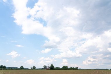 Sabahın erken saatlerinde güneşin gökyüzünde doğduğu güzel bir yel değirmeni vardır.