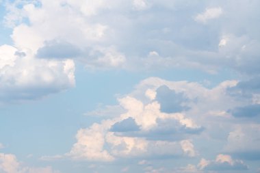 bulutlar güneşin ayarında daha yak güzel renkli güneşli bir gün sonra geldi