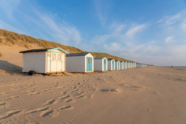 Meer Gibt Eine Reihe Von Strandhütten Nebeneinander — Stockfoto