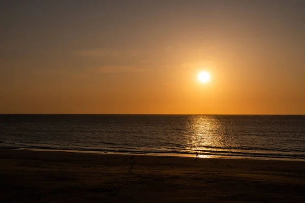 После Прекрасного Солнечного Дня Солнце Исчезает Морем Пляжем — стоковое фото