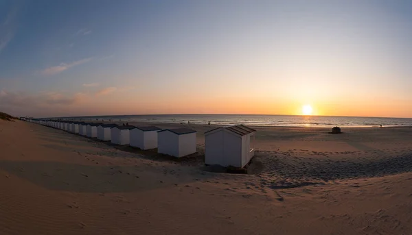 Nad Morzem Jest Rząd Domków Plaży Obok Siebie Gdzie Słońce — Zdjęcie stockowe