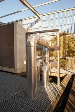 bir düz çatı orada büyük bir bina üzerinde Klima Soğutma