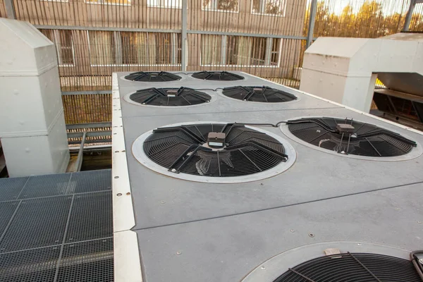 Auf Einem Flachdach Gibt Kühlung Klimaanlage Auf Einem Großen Gebäude — Stockfoto