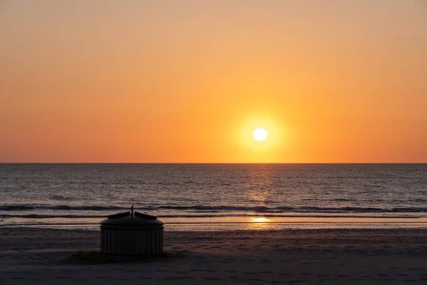 Этом Красивом Пляже Закатом Солнца Баночка Которой Люди Могут Оставить — стоковое фото