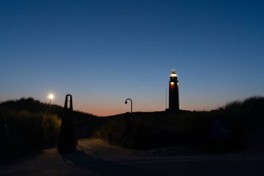 Sabahın erken saatlerinde Texel 'in aydınlanmış deniz feneri