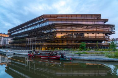 Sabahın erken saatlerinde Walloon Krook Kütüphanesi 'nin yanındaki Gent' teki Saint Bavo Katedrali.