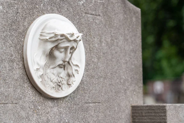 Dark Day Tombstone Shows Jesus Face — Stock Photo, Image