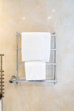 Banyo askısı şurada. Isıtmalı havlular.