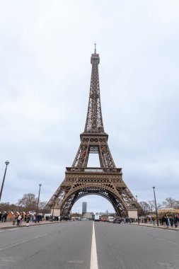 Bulutlu bir günde Paris 'te Eyfel' in tepesi bulutlarla çevrilidir.