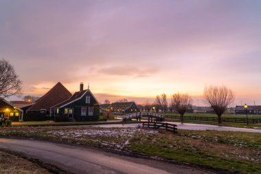 Bu güzel Hollanda şehrinin mavi saatinde bir kış sabahı