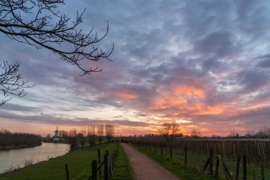 su var bir yel değirmenleri Deil içinde Hollanda'da