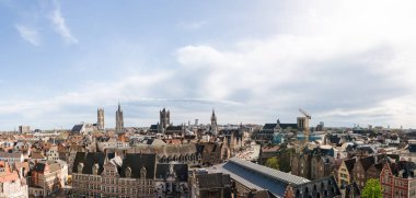Mezar taşından alınan üç Gent kulesinin panoramik görüntüsü.