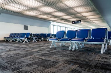 Bangkok havaalanında, bu halı kaplı bekleme alanı