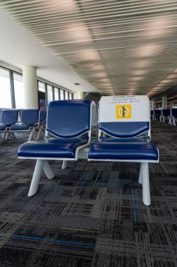 Bangkok havaalanında, bu halı kaplı bekleme alanı