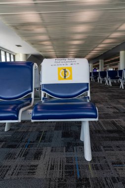 Bangkok havaalanında, bu halı kaplı bekleme alanı