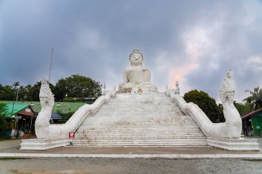Bu güzel Buda bulutlu bir günde Tayland, Phuket 'te duruyor..