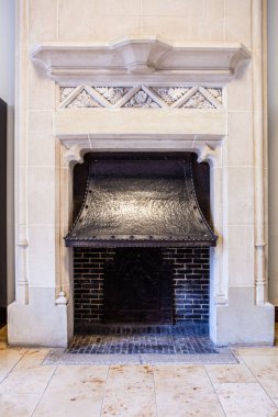 Eski bir evde antik taş bir şömine.