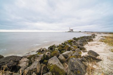 Bu güzel deniz feneri bulutlu bir günde Hors Van Marken adını takar.