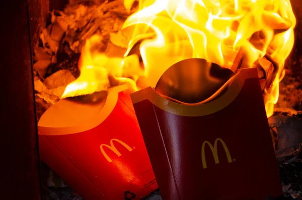 Fast Food Verpackungen Flammen — Stockfoto